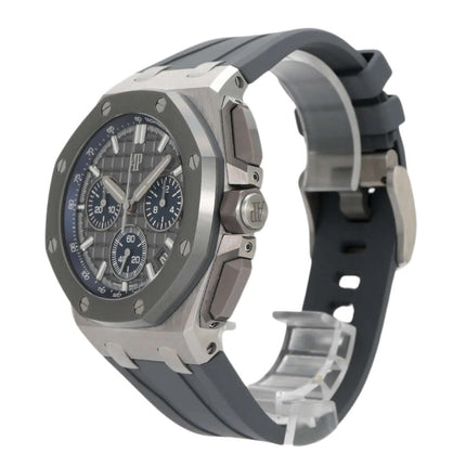 Audemars Piguet Royal Oak Offshore Chronograph 26420IO mit grauem Kautschukband und Titan-Gehäuse.