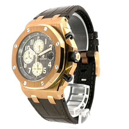 Audemars Piguet Royal Oak Offshore 26470OR.OO.A125CR.01 aus 18 kt Roségold mit braunem Krokodillederarmband und grauem Zifferblatt.