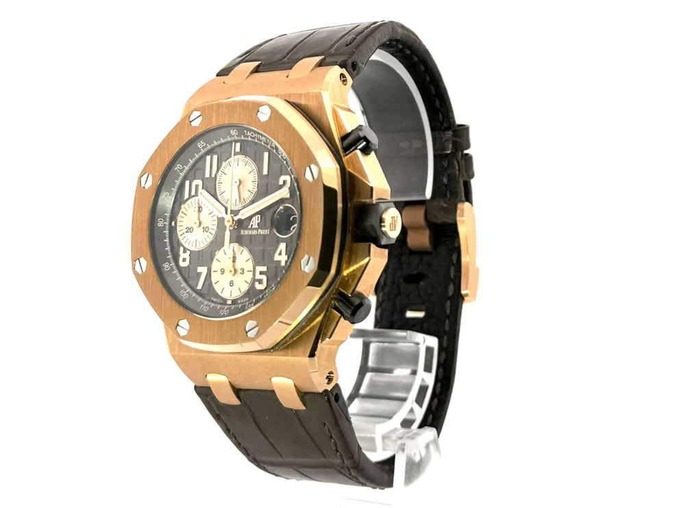 Audemars Piguet Royal Oak Offshore 26470OR.OO.A125CR.01 aus 18 kt Roségold mit braunem Krokodillederarmband und grauem Zifferblatt.