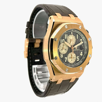 Audemars Piguet Royal Oak Offshore 26470OR.OO.A125CR.01 Uhr aus 18 kt Roségold mit braunem Krokodillederarmband und grauem Zifferblatt, seitliche Ansicht