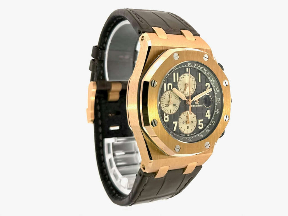 Audemars Piguet Royal Oak Offshore 26470OR.OO.A125CR.01 Uhr aus 18 kt Roségold mit braunem Krokodillederarmband und grauem Zifferblatt, seitliche Ansicht