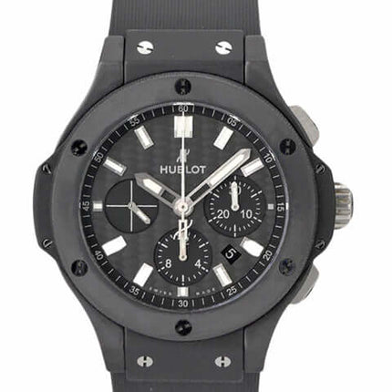 Hublot Big Bang Black Magic Evolution Uhr mit schwarzem Zifferblatt und Kautschukarmband, Keramikgehäuse und Lünette.