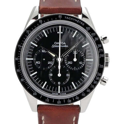 Omega Moonwatch First Omega in Space, Ref. 311.32.40.30.01.001 mit braunem Lederband und schwarzem Zifferblatt.