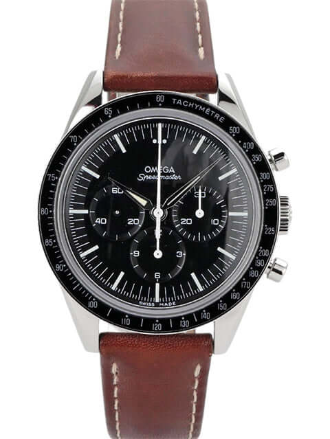 Omega Moonwatch First Omega in Space, Ref. 311.32.40.30.01.001 mit braunem Lederband und schwarzem Zifferblatt.