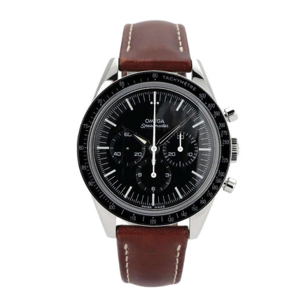 Omega Moonwatch First Omega in Space Ref. 311.32.40.30.01.001 mit braunem Lederband und schwarzem Zifferblatt.