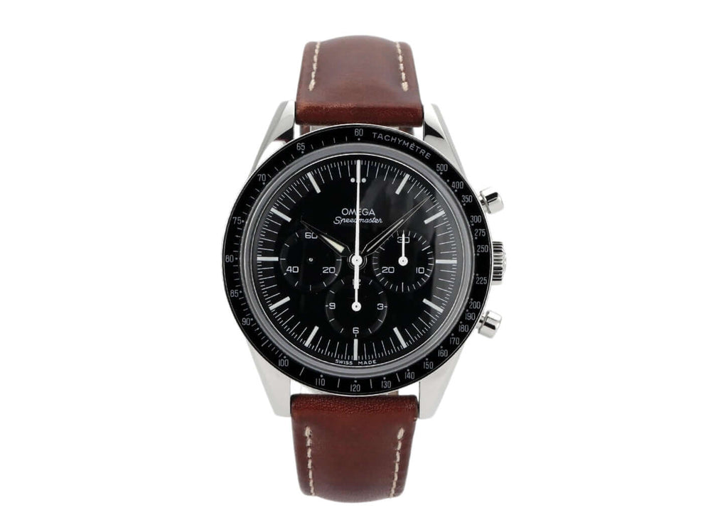 Omega Moonwatch First Omega in Space Ref. 311.32.40.30.01.001 mit braunem Lederband und schwarzem Zifferblatt.