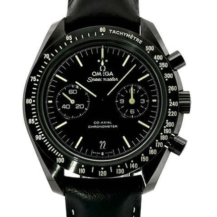 Omega Speedmaster Moonwatch Dark Side Pitch Black 311.92.44.51.01.004, schwarzes Keramikgehäuse, schwarzes Zifferblatt, schwarzes Lederband.