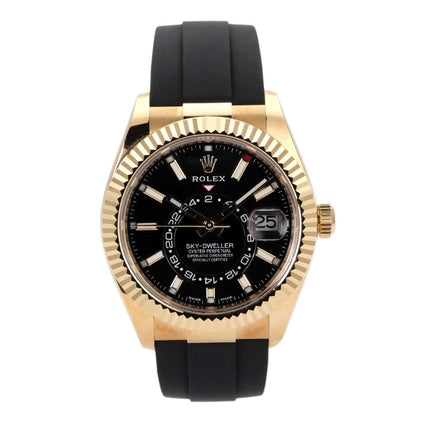 Rolex Sky-Dweller 326238 Gelbgold mit schwarzem Oysterflexband und schwarzem Zifferblatt.