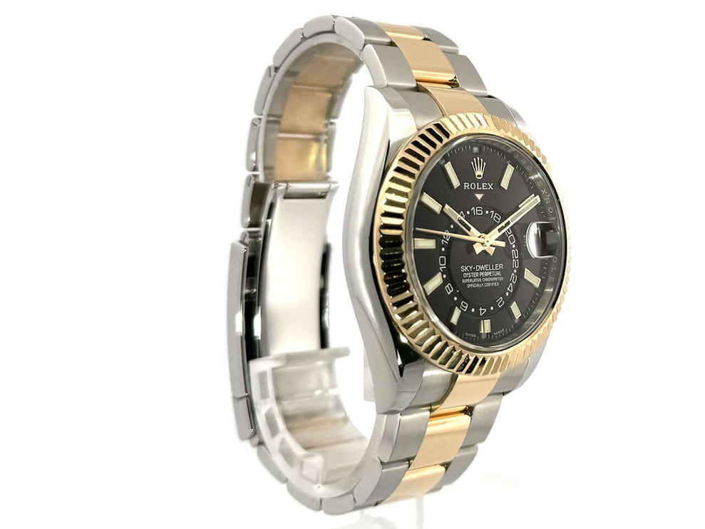 Rolex Sky-Dweller 326933 Edelstahl und Gelbgold, schwarzes Zifferblatt, Oyster-Armband.