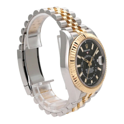 Rolex Sky-Dweller 326933 mit schwarzem Zifferblatt und Jubile-Armband aus Edelstahl und 18 kt Gelbgold.