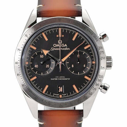 Omega Speedmaster 57 Chronograph mit braunem Lederband und schwarzem Zifferblatt, Edelstahlgehäuse, Master Chronometer.