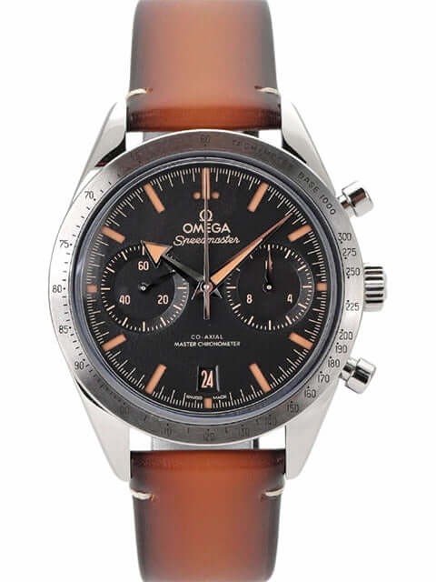 Omega Speedmaster 57 Chronograph mit braunem Lederband und schwarzem Zifferblatt, Edelstahlgehäuse, Master Chronometer.