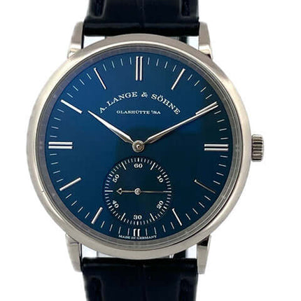 A. Lange & Söhne Saxonia Automatik 380.028 Weißgold, blaues Zifferblatt, Alligatorlederband. Luxusuhr aus 18 kt Weißgold.