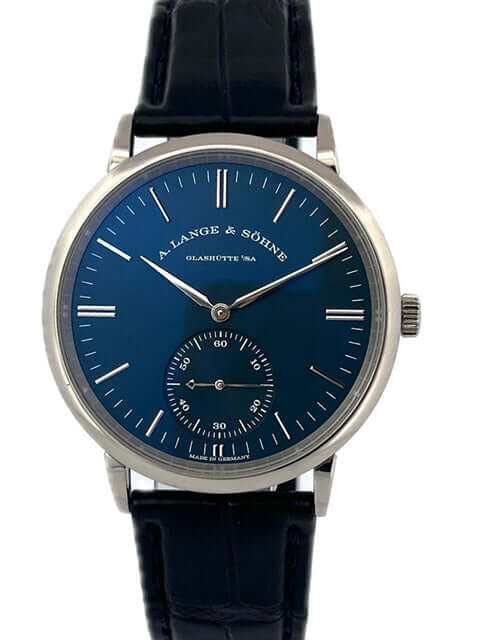 A. Lange & Söhne Saxonia Automatik 380.028 Weißgold, blaues Zifferblatt, Alligatorlederband. Luxusuhr aus 18 kt Weißgold.