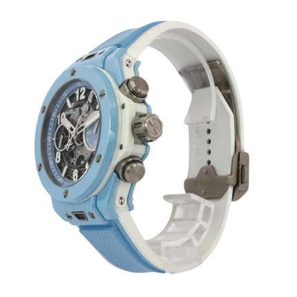 Hublot Big Bang Unico 42 Sky Blue Ceramic Armbanduhr mit blauem Kautschukband, transparentem Zifferblatt und Chronographenfunktionen