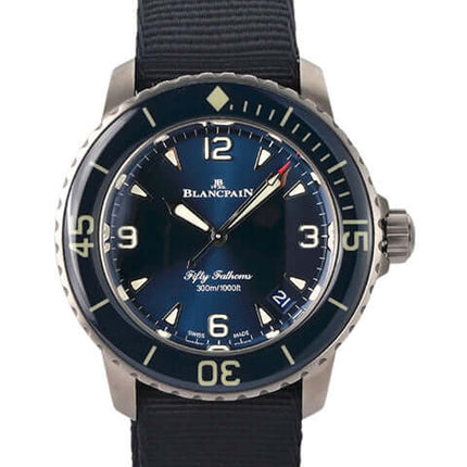 Uhr Blancpain Fifty Fathoms 42 mit blauem Zifferblatt und Natoband, Titan-Gehäuse, einseitig drehbarer Lünette, Ref. 5010-12B40-NAOA.