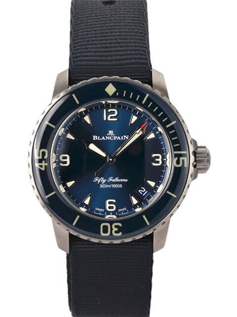 Uhr Blancpain Fifty Fathoms 42 mit blauem Zifferblatt und Natoband, Titan-Gehäuse, einseitig drehbarer Lünette, Ref. 5010-12B40-NAOA.