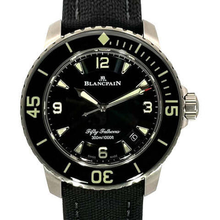 Blancpain Fifty Fathoms 45 Ref. 5015-12B30-B52A Titan mit schwarzem Zifferblatt und Segeltuch Armband.