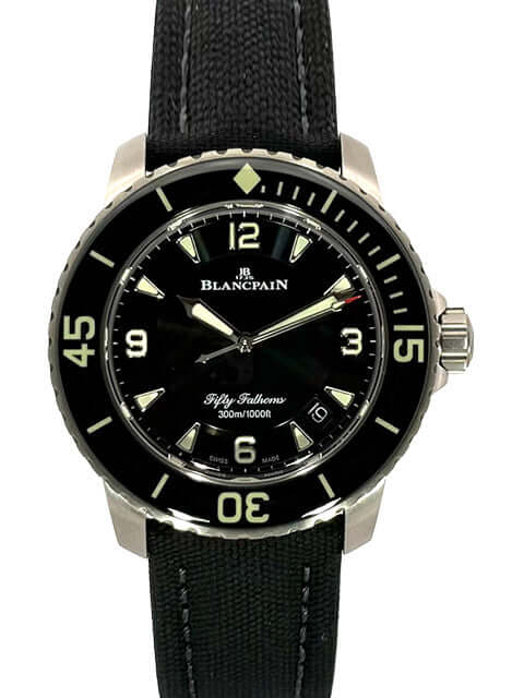 Blancpain Fifty Fathoms 45 Ref. 5015-12B30-B52A Titan mit schwarzem Zifferblatt und Segeltuch Armband.