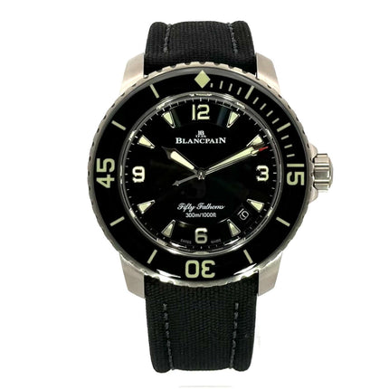 Blancpain Fifty Fathoms 45 Ref. 5015-12B30-B52A Titan Uhr mit schwarzem Segeltucharmband und schwarzem Zifferblatt mit Leuchtindizes.