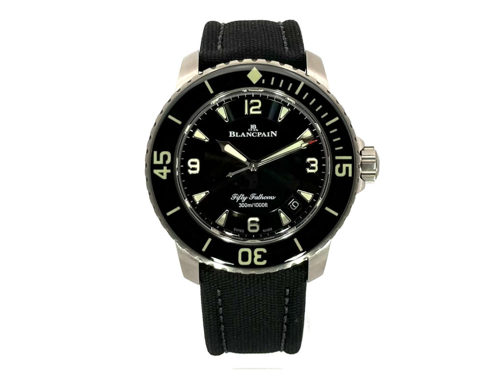 Blancpain Fifty Fathoms 45 Ref. 5015-12B30-B52A Titan Uhr mit schwarzem Segeltucharmband und schwarzem Zifferblatt mit Leuchtindizes.