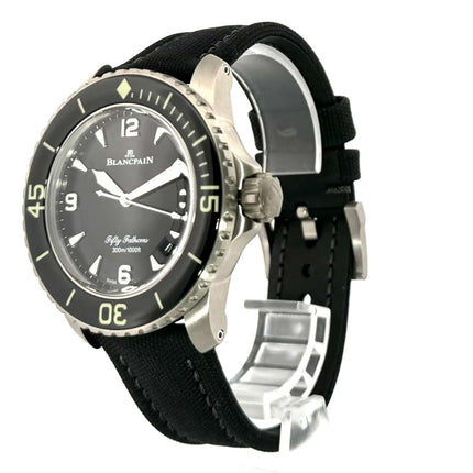 Blancpain Fifty Fathoms 45 Ref. 5015-12B30-B52A Taucheruhr, schwarzes Zifferblatt, Titangehäuse, schwarzes Segeltucharmband, einseitig drehbare Lünette