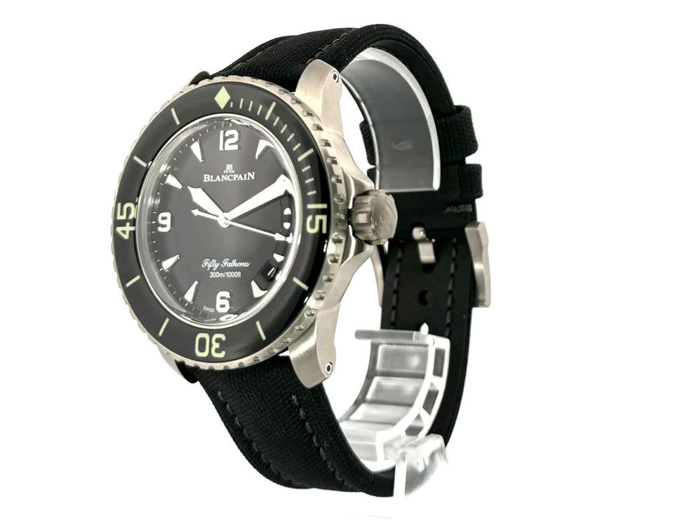 Blancpain Fifty Fathoms 45 Ref. 5015-12B30-B52A Taucheruhr, schwarzes Zifferblatt, Titangehäuse, schwarzes Segeltucharmband, einseitig drehbare Lünette