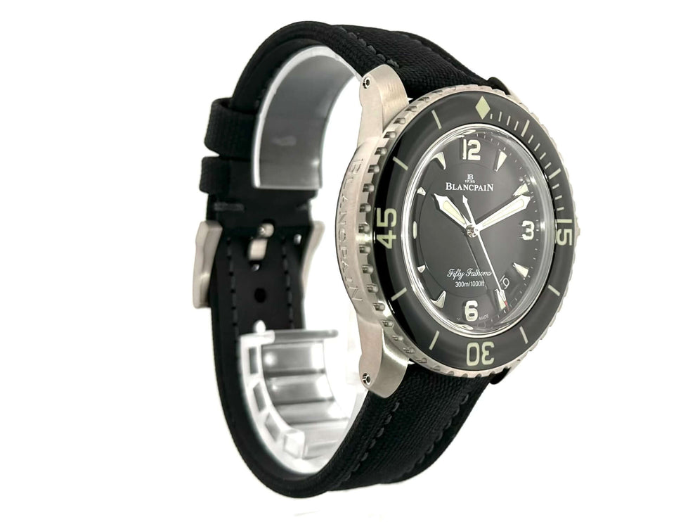 Blancpain Fifty Fathoms 45 Ref. 5015-12B30-B52A, Titan Gehäuse und schwarze Segeltuch Armband, Automatik Uhrwerk Kaliber Blancpain 1315.