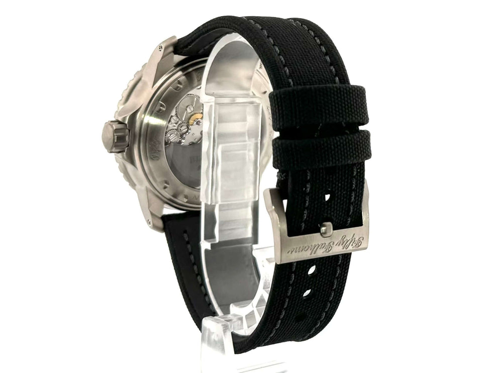 Rückansicht der Blancpain Fifty Fathoms 45 Ref. 5015-12B30-B52A mit schwarzem Segeltuch Armband und sichtbarem Uhrwerk