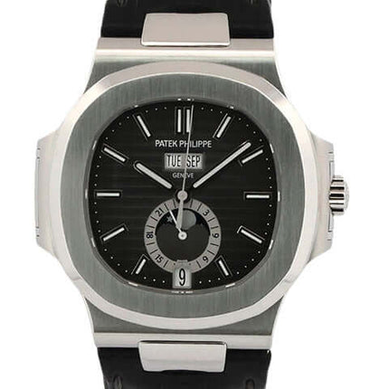 Patek Philippe Nautilus 5726A-001 Annual Calendar Mondphase aus Edelstahl mit schwarzem Lederband und schwarzem Zifferblatt.