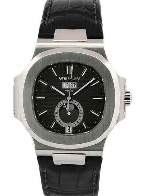 Patek Philippe Nautilus 5726A-001 Annual Calendar Mondphase aus Edelstahl mit schwarzem Lederband und schwarzem Zifferblatt.