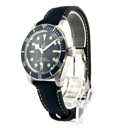 Tudor Heritage Black Bay Fifty-Eight Blue 79030B-0002 mit blauem Textilband und Edelstahlgehäuse, auf transparentem Uhrhalter dargestellt