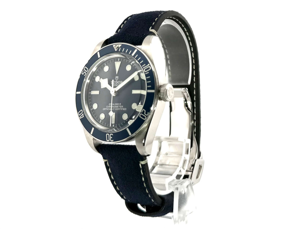 Tudor Heritage Black Bay Fifty-Eight Blue 79030B-0002 mit blauem Textilband und Edelstahlgehäuse, auf transparentem Uhrhalter dargestellt