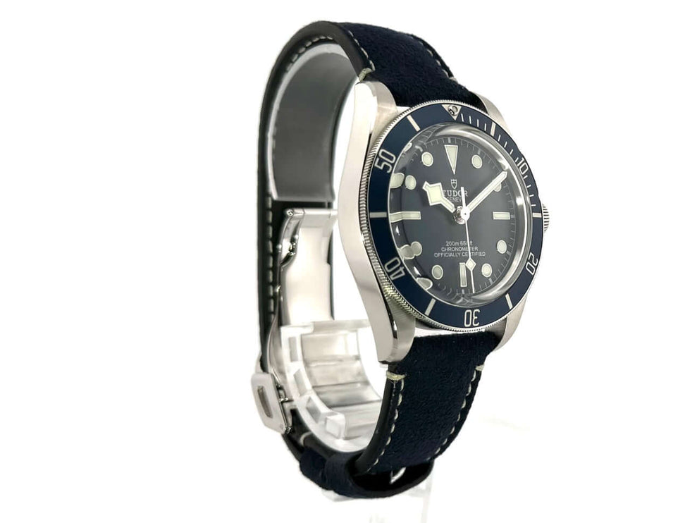 Tudor Heritage Black Bay Fifty-Eight Blue Ref. 79030B-0002 Edelstahl Gehäuse, blaue Lünette, blaues Textilband, Automatikwerk, 39 mm Gehäusedurchmesser.