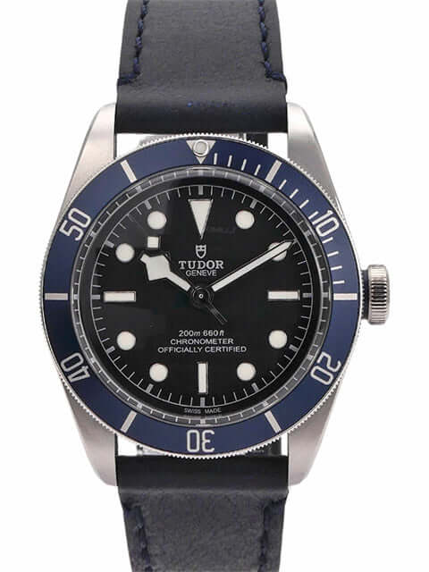 Tudor Black Bay 79230B-0007 Armbanduhr mit blauem Lederband und Edelstahlgehäuse, schwarzes Zifferblatt und Leuchtindizes.