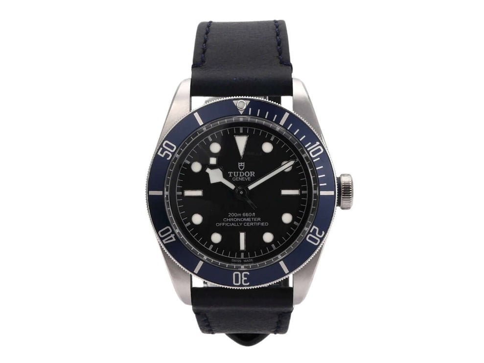 Tudor Black Bay 79230B-0007 mit blauem Lederband und schwarzem Zifferblatt, Edelstahlgehäuse und drehbarer Lünette.