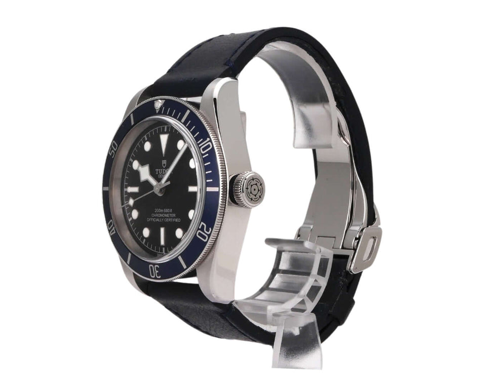 Tudor Black Bay 79230B-0007 mit Lederband, blaues Zifferblatt und Edelstahlgehäuse, seitlicher Blick, 41 mm Durchmesser.