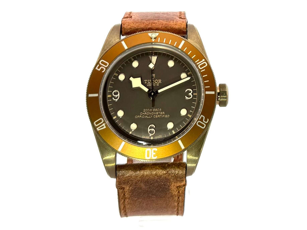 Tudor Heritage Black Bay Bronze 79250BM Automatikuhr mit braunem Lederarmband und Bronzegehäuse, braunes Zifferblatt mit Leuchtindizes