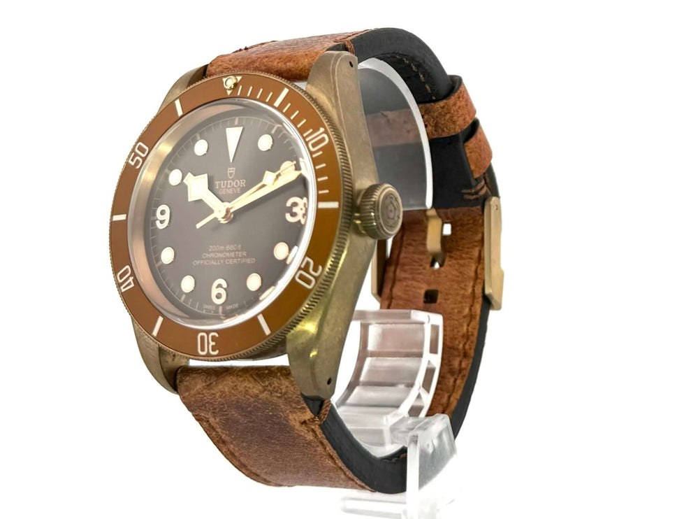 Tudor Heritage Black Bay 79250BM Bronze Uhr mit Lederarmband und braunem Zifferblatt, leuchtenden roségoldenen Indizes und Zeigern