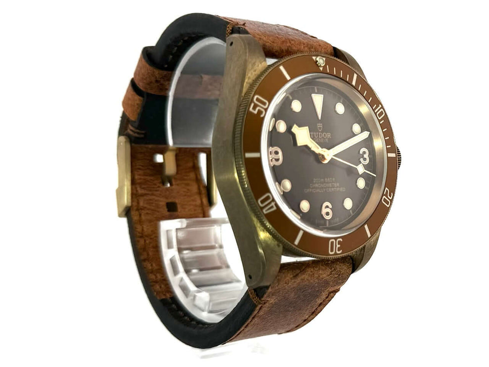 Tudor Heritage Black Bay Bronze 79250BM Automatikuhr mit braunem Zifferblatt und Vintage-Style Lederarmband.