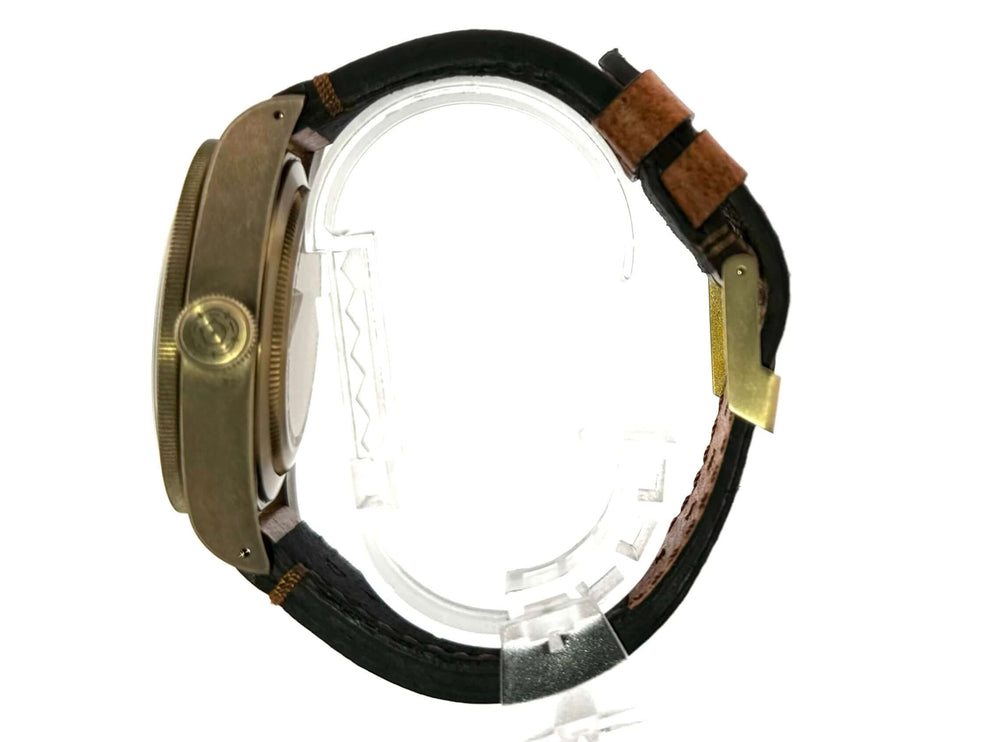 Seitenansicht der Tudor Heritage Black Bay Bronze 79250BM mit Lederarmband und bronzenem Gehäuse