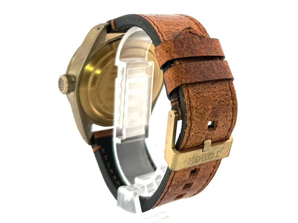 Rückseite der Tudor Heritage Black Bay Bronze 79250BM mit Lederarmband