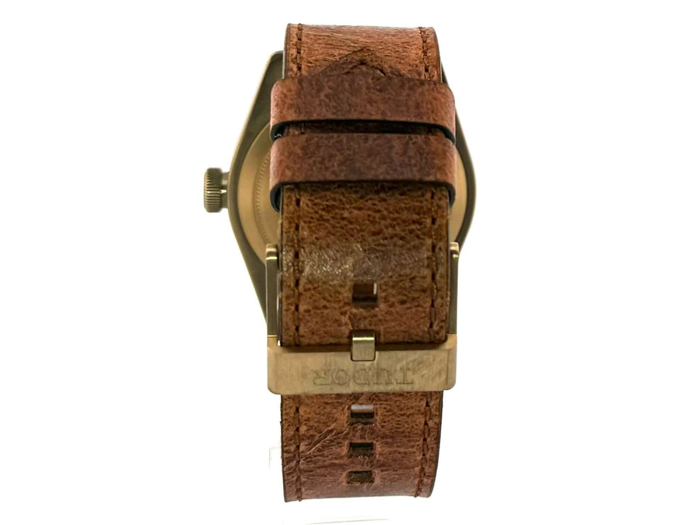 Rückseite der Tudor Heritage Black Bay Bronze 79250BM mit Lederarmband und Dornschließe