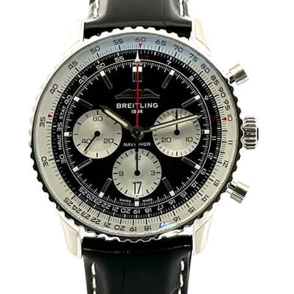 Breitling Navitimer B01 Chronograph 43 AB0138211B1P1 mit schwarzem Zifferblatt, silberfarbenen Totalisatoren und schwarzem Alligatorlederarmband