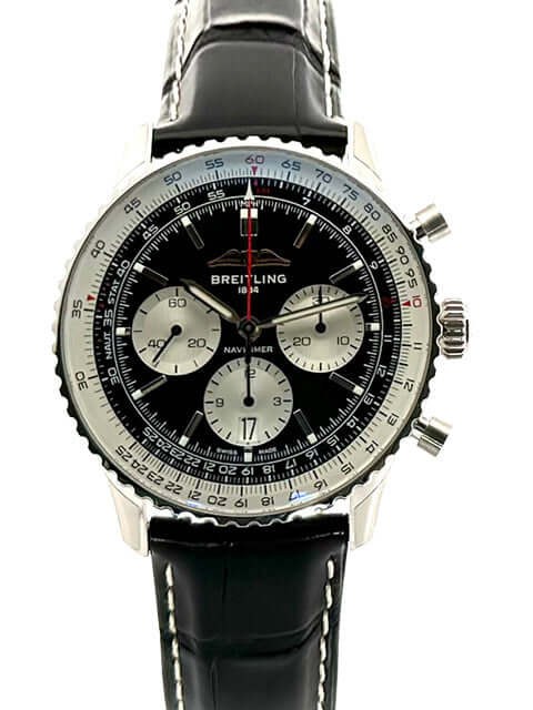 Breitling Navitimer B01 Chronograph 43 AB0138211B1P1 mit schwarzem Zifferblatt, silberfarbenen Totalisatoren und schwarzem Alligatorlederarmband