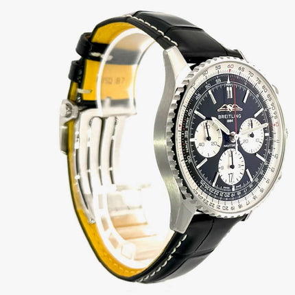 Breitling Navitimer B01 Chronograph 43 AB0138211B1P1 mit Alligatorlederband und schwarzem Zifferblatt.