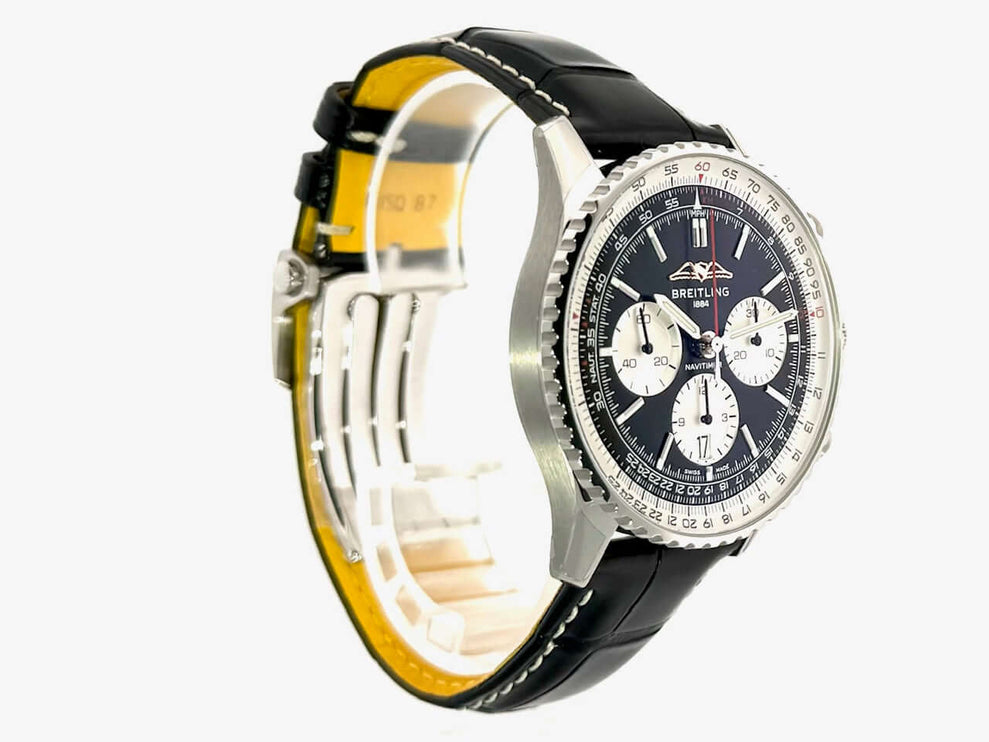 Breitling Navitimer B01 Chronograph 43 AB0138211B1P1 mit Alligatorlederband und schwarzem Zifferblatt.