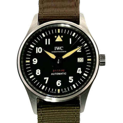 IWC Pilot's Watch Automatik Spitfire IW326805 mit grünem Textilarmband und schwarzem Zifferblatt, 39 mm Edelstahlgehäuse.