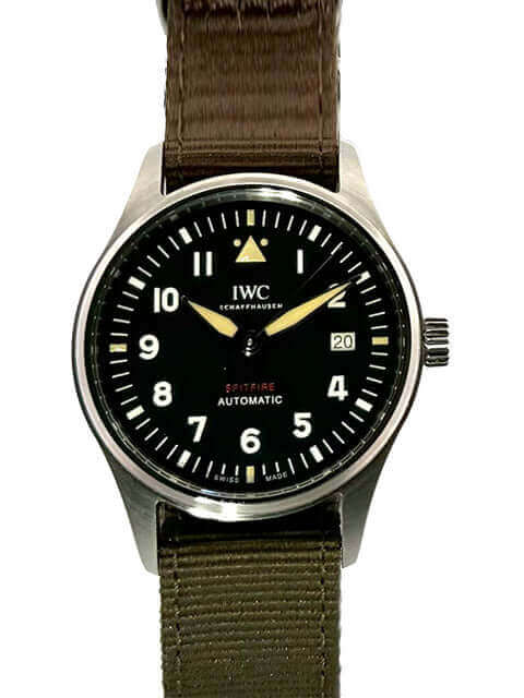 IWC Pilot's Watch Automatik Spitfire IW326805 mit grünem Textilarmband und schwarzem Zifferblatt, 39 mm Edelstahlgehäuse.