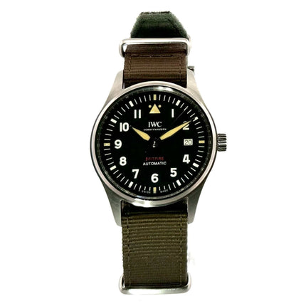 IWC Pilot's Watch Automatik Spitfire IW326805 mit schwarzem Zifferblatt und grünem Textilarmband, Edelstahlgehäuse satiniert, Datum und Automatikwerk.